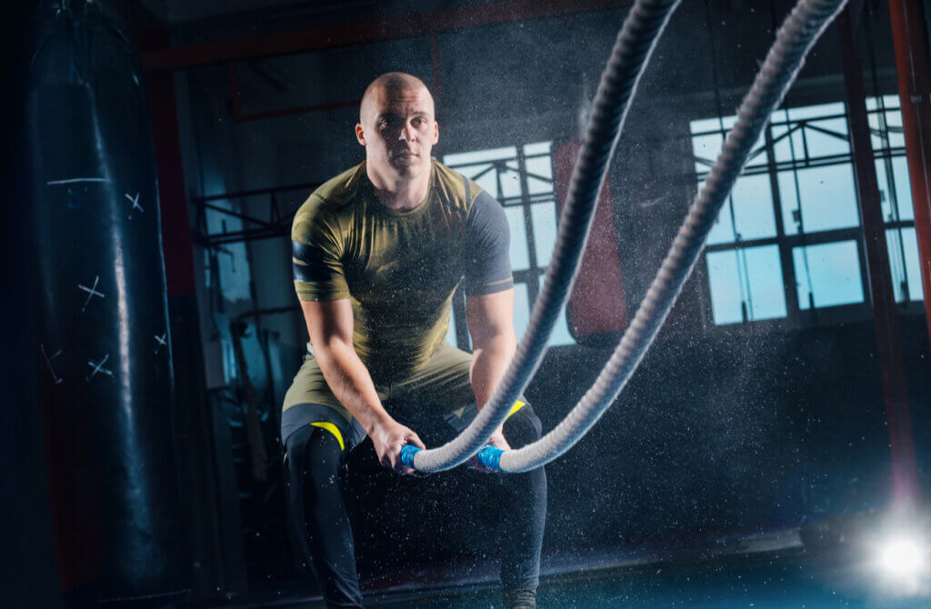 Realizar golpes súbitos es una forma de hacer Crossfit con cuerdas.