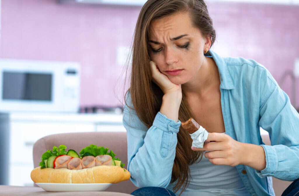 El hambre emocional es un síntoma de ansiedad durante la dieta.