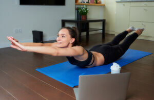 ¿Cómo entrenar lumbares en casa?