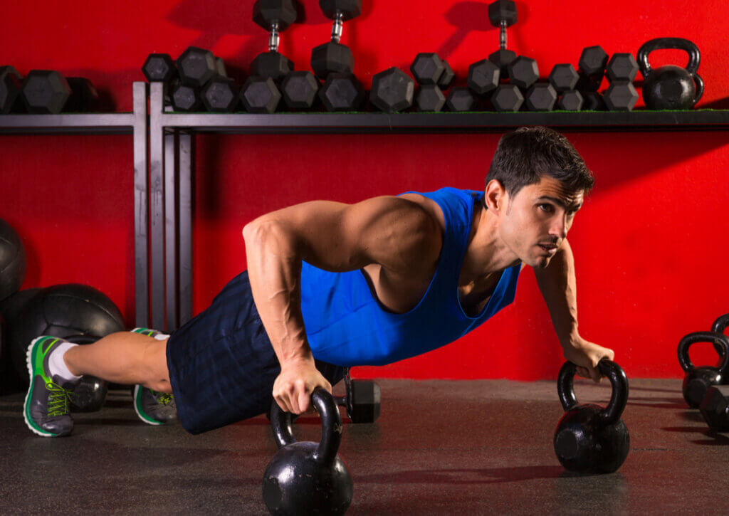 Las kettlebell pueden usarse para introducir variantes a las flexiones de brazos.