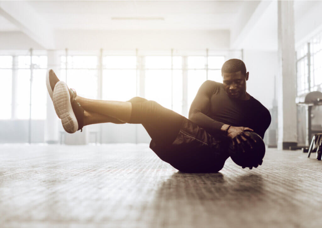 El russian twist es un ejercicio que podemos realizar con balón medicinal.