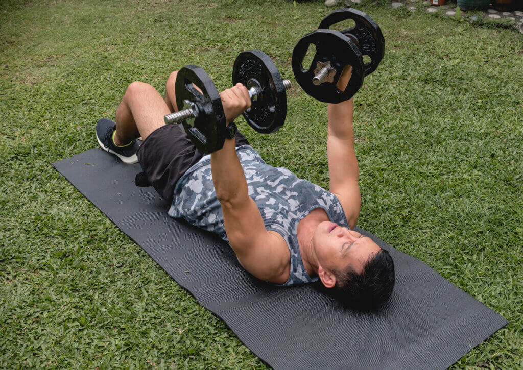 El press de pecho puede realizarse también desde el piso.