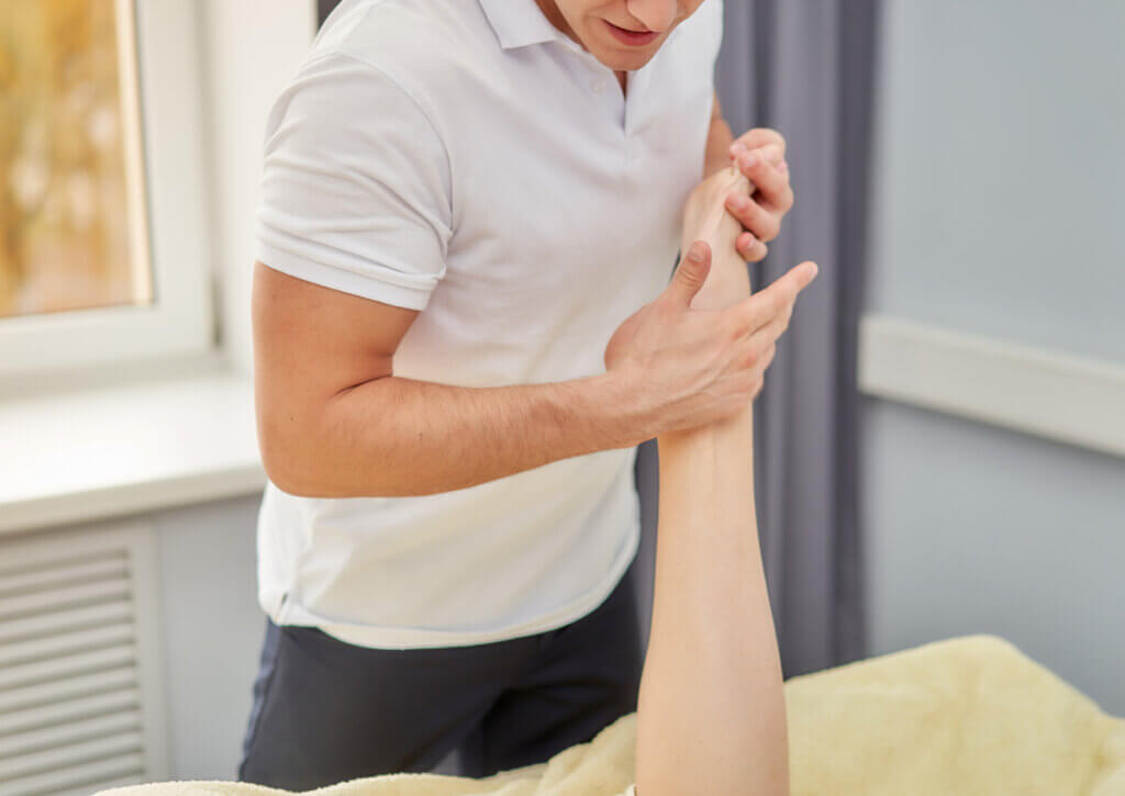 Fisioterapia rehabilitando una lesión de tobillo.