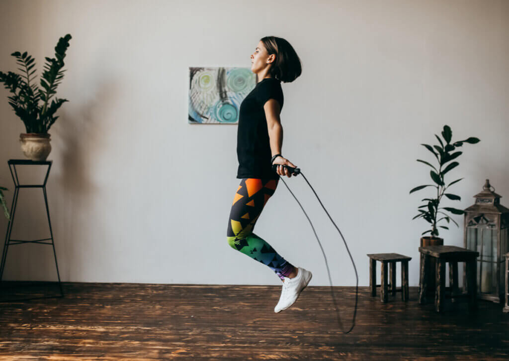 Mujer saltando a la comba para quemar calorías.