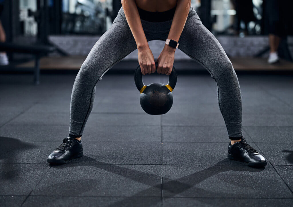 La sentadilla sumo es un ejercicio que se puede realizar con pesa rusa.