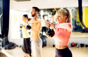 4 ejercicios para trabajar la espalda con pesas rusas