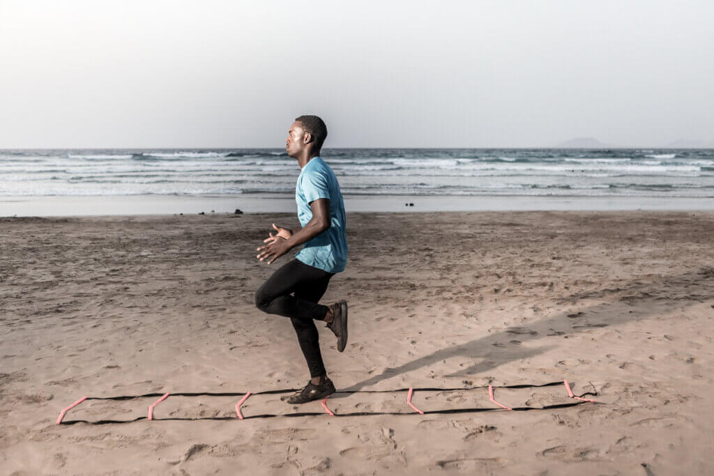 Correr en la playa es una buena alternativa para mantenerse activo durante las vacaciones.