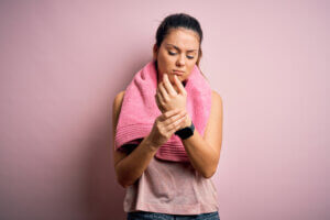 4 consejos para evitar el dolor en las muñecas al hacer flexiones