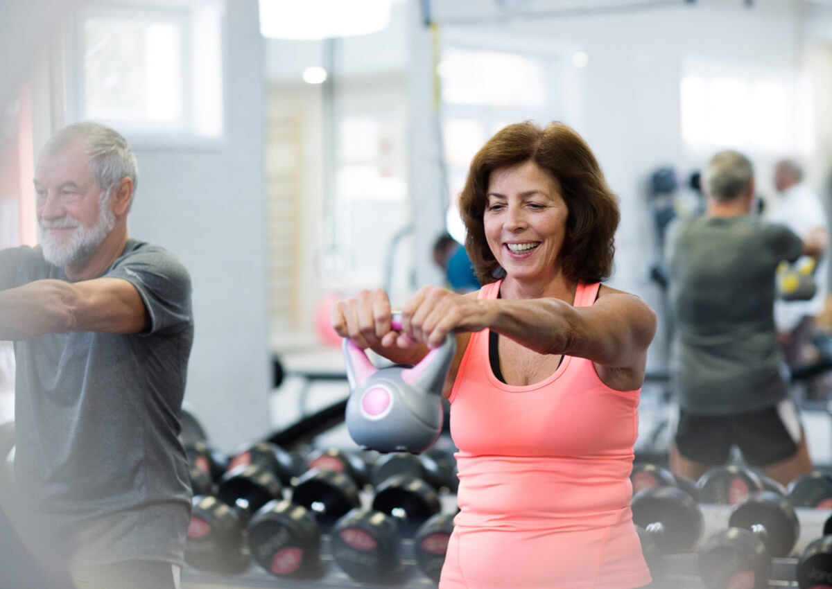 Mujer mayor realiza entrenamiento después de los 50 años.