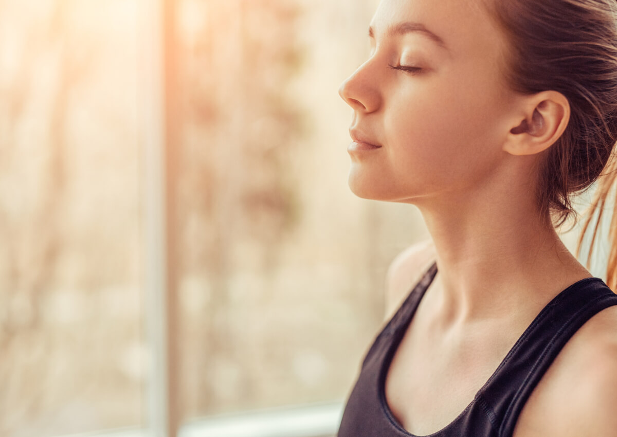 Joven utiliza herramientas de la psicología deportiva para mejorar su rendimiento.