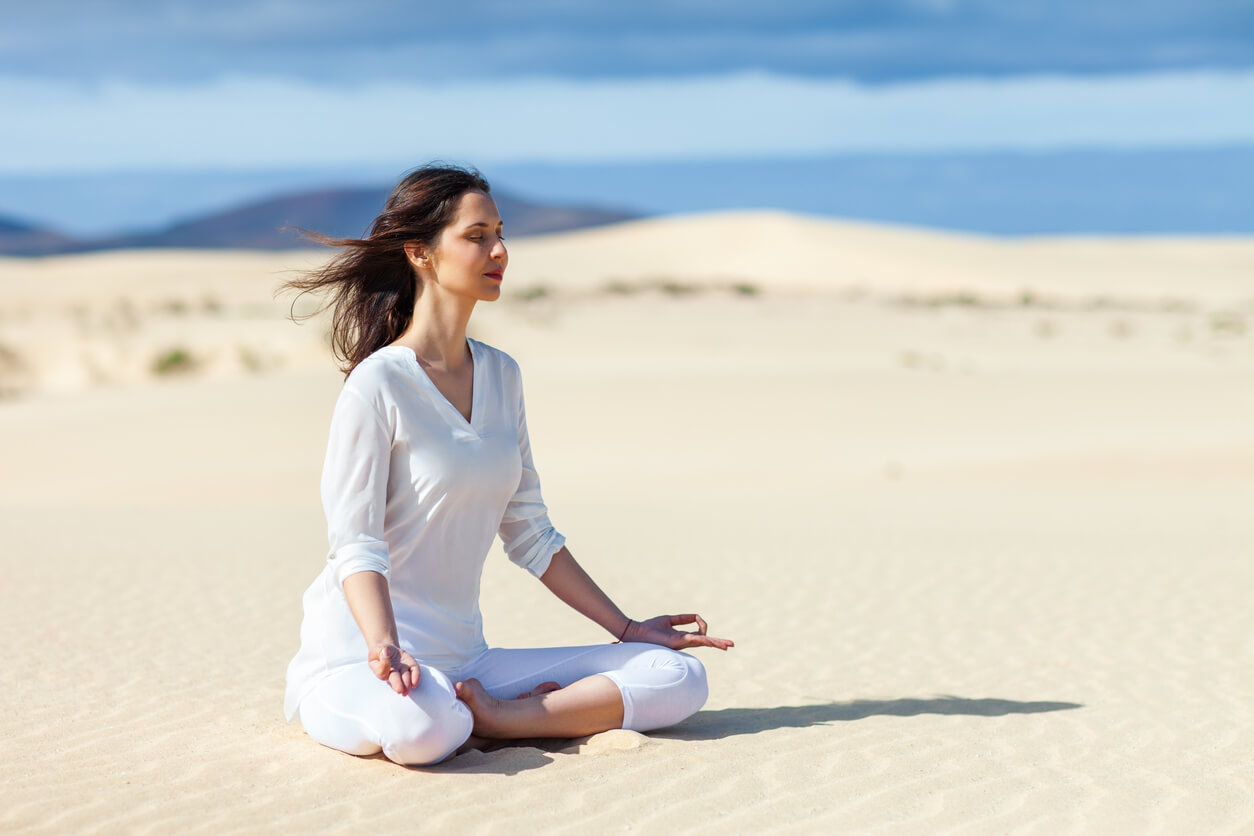 Hacer yoga en la playa es sumamente beneficioso para la mente.