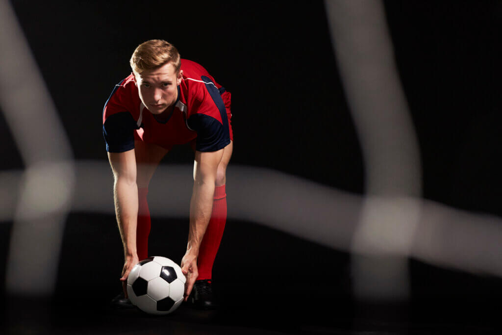 Jugador que se concentra antes de lanzar un penalti.