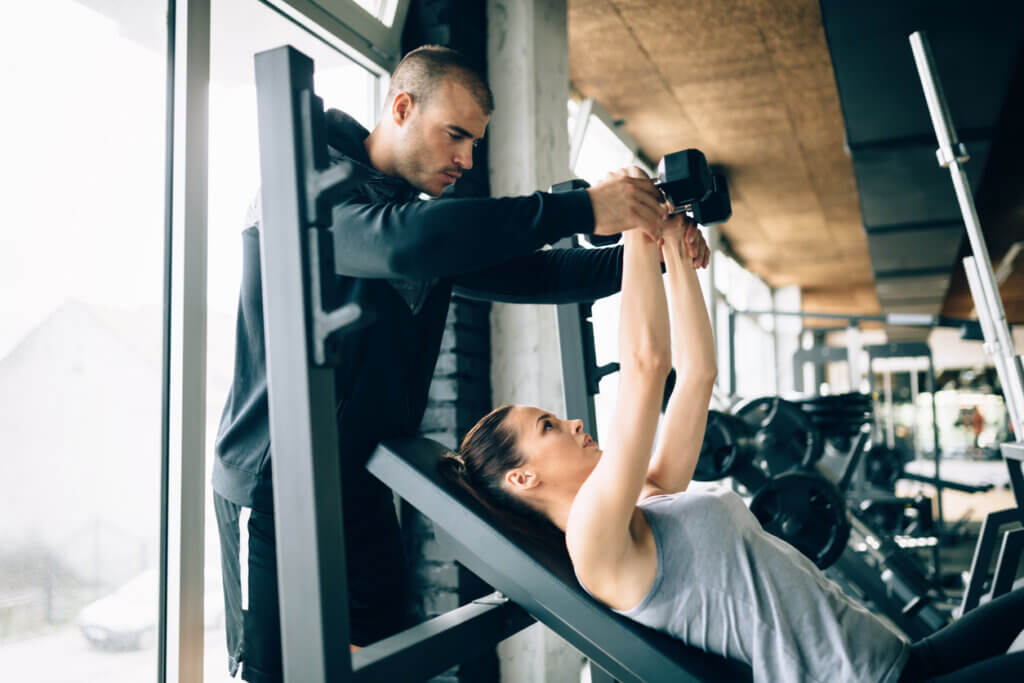 El entrenador es clave en el primer día de gimnasio.