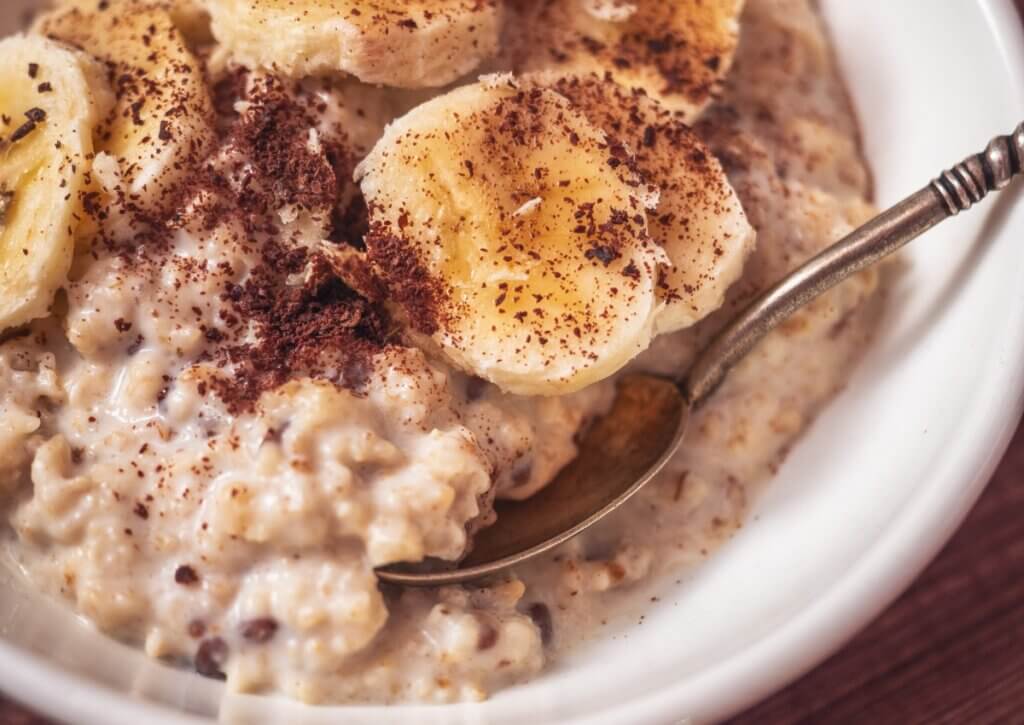 El porridge de avena es ideal para consumir en el desayuno.