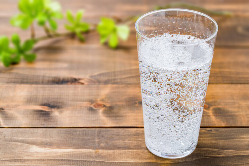 El agua con gas es una buena opción para hidratarse en verano.
