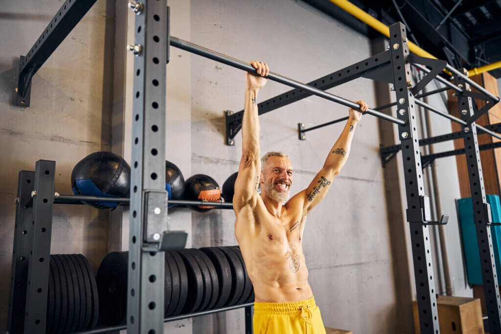 El dead hang es un ejercicio sencillo y con muchos beneficios.