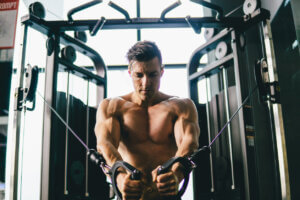 5 pasos para definir los pectorales con cruces en polea alta