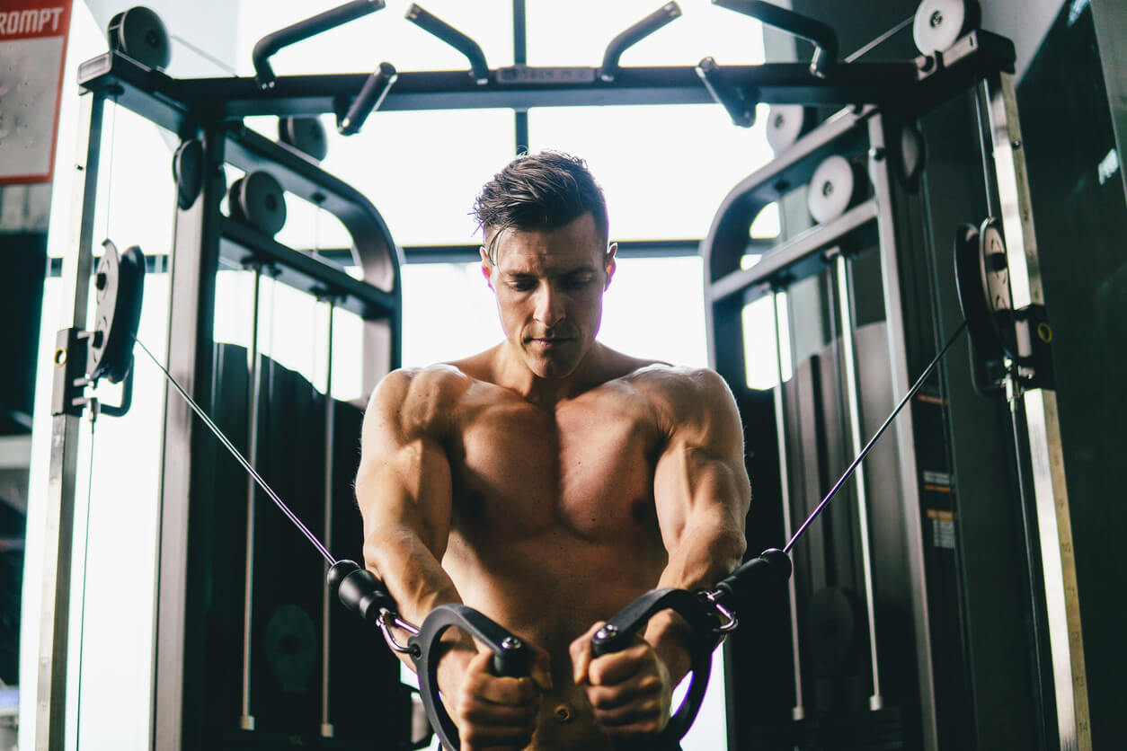 Hombre realizando polea al pecho
