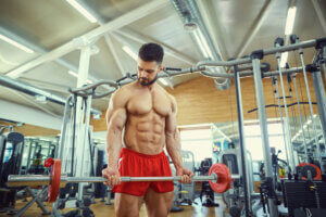 ¿Cómo hacer encogimiento de hombros con barra?