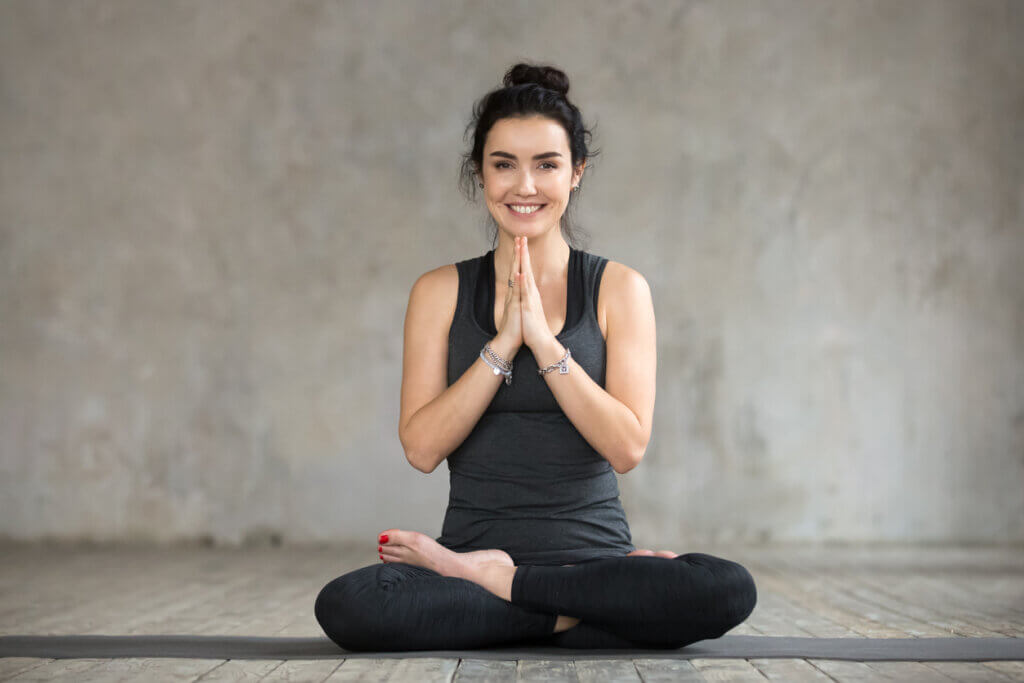 El medio loto es una de las posturas de yoga sentados más realizadas.