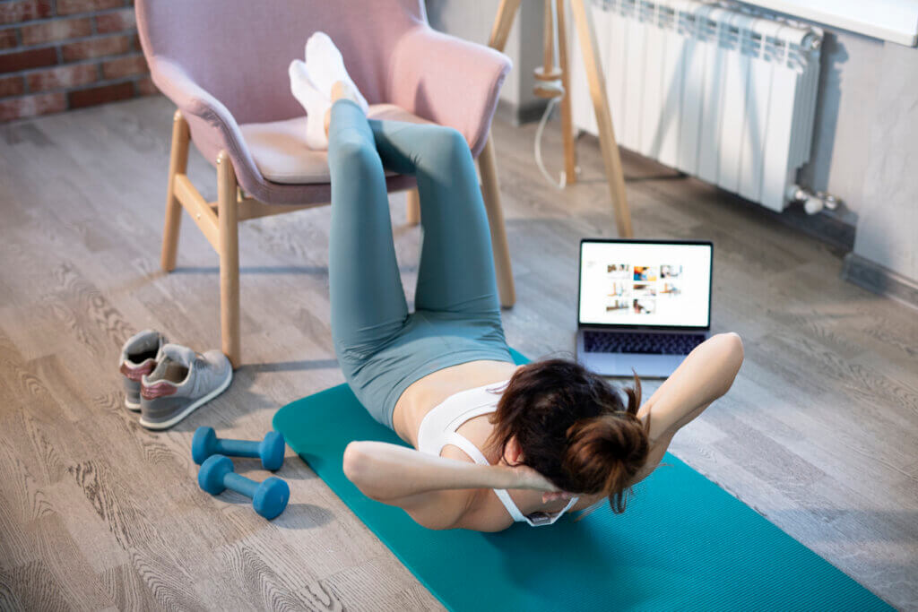 Hacer abdominales es un solo paso para lograr un abdomen de acero.