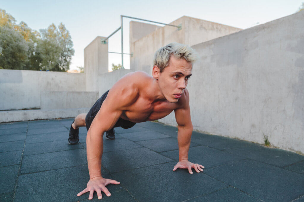 Los burpees son uno de los mejores ejercicios compuestos que podemos realizar.