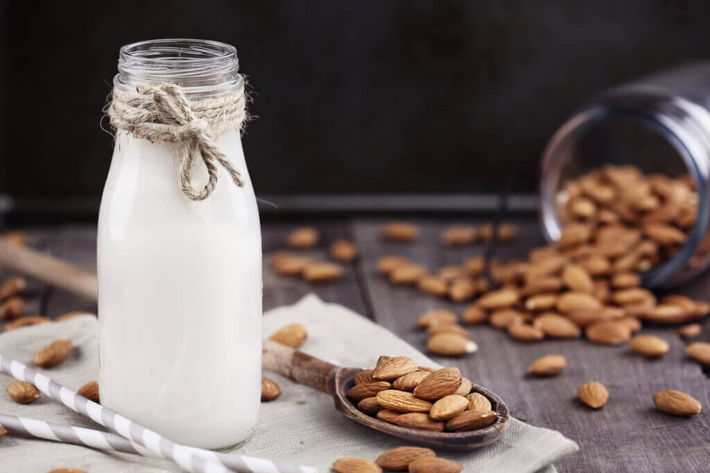 La leche de almendras cuenta con variedad de nutrientes para la salud.