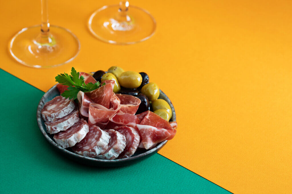 La piel del embutido puede estar fabricada con compuestos sintéticos.