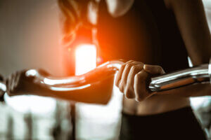 Curl de bíceps con barra Z: consejos y errores