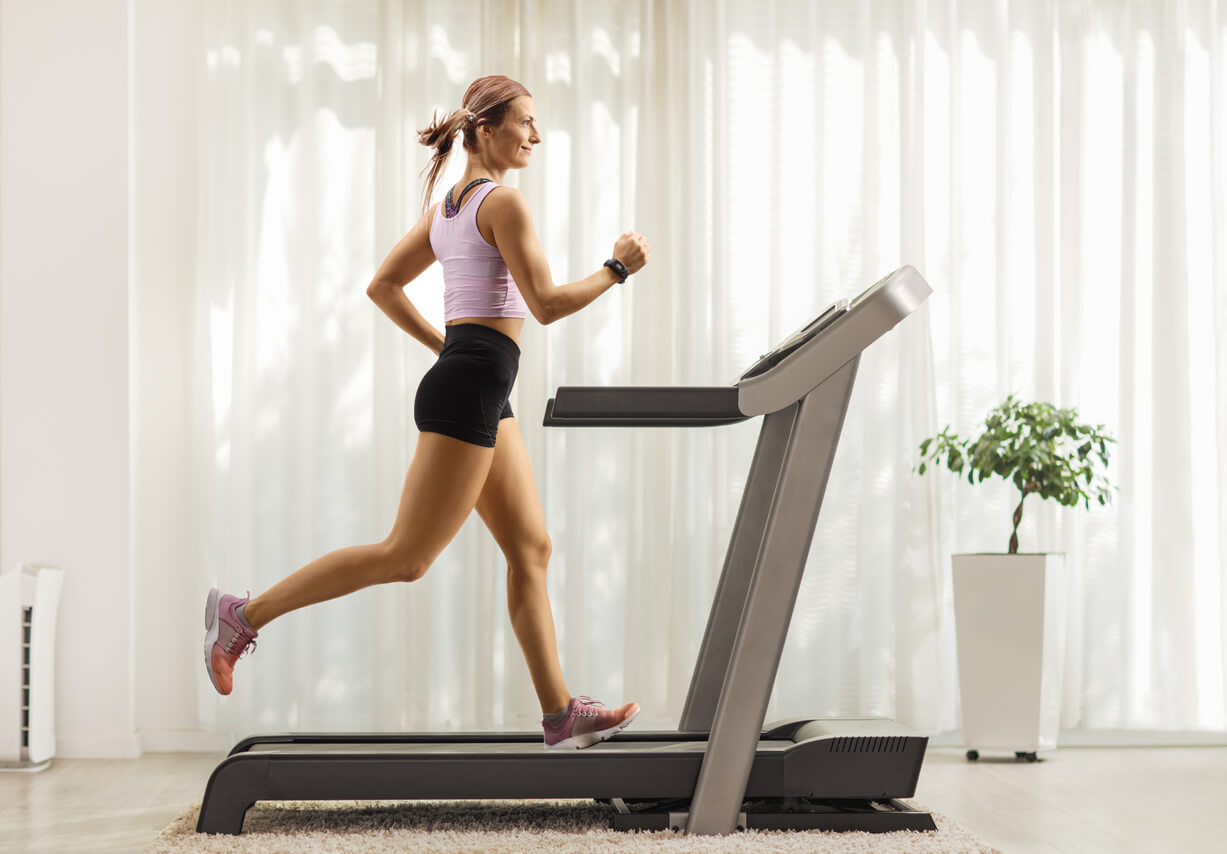 Máquinas de gimnasio para reducir la cintura: cinta de correr.