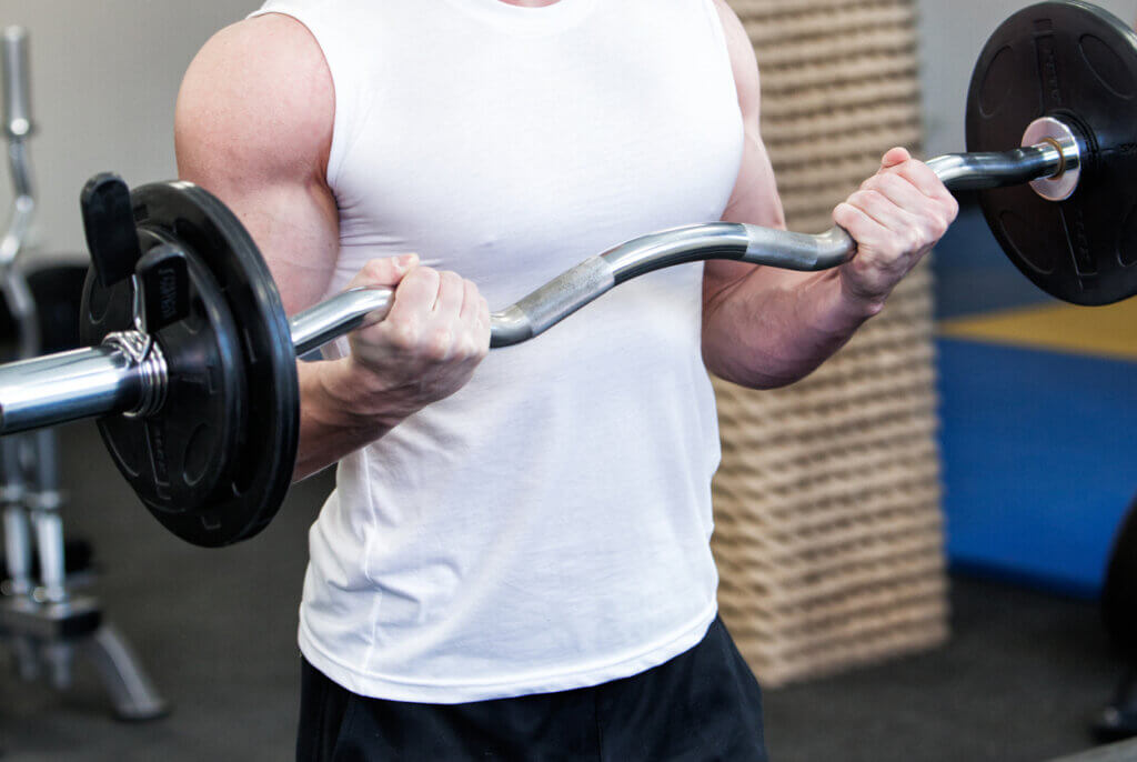 El curl con barra z es un ejercicio para trabajar los brazos.