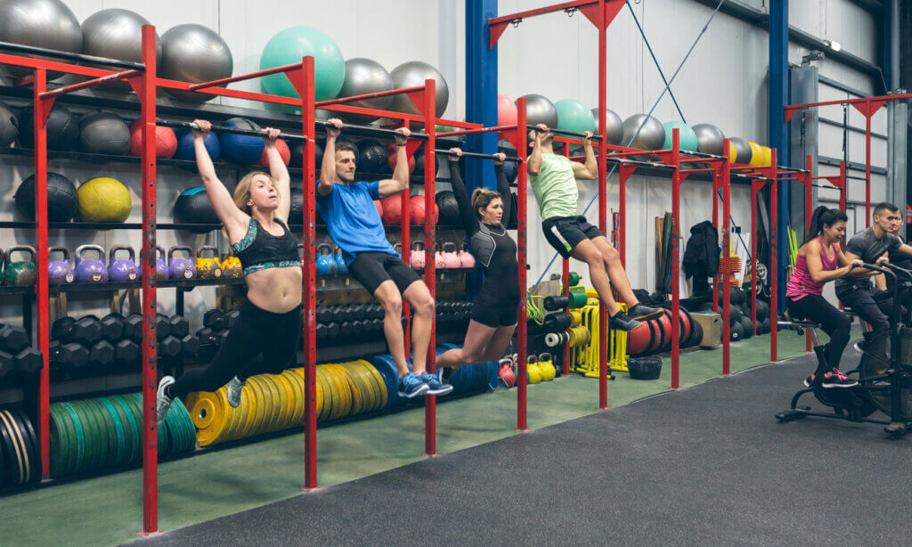 Las dominadas con kipping son un movimiento clásico del crossfit.