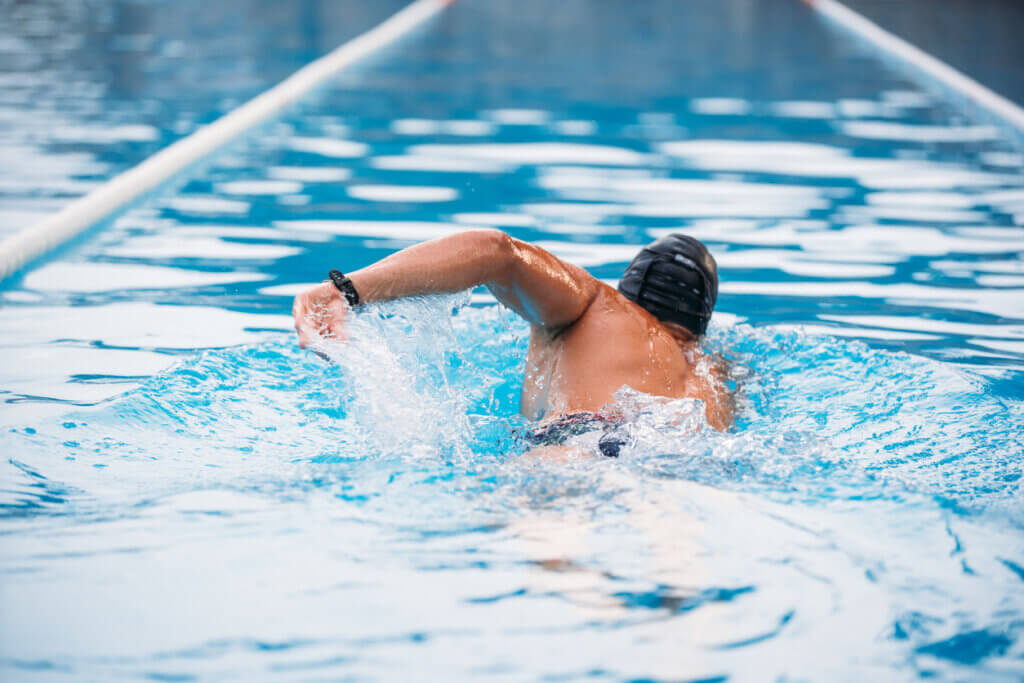 Nadador entrenando su velocidad.