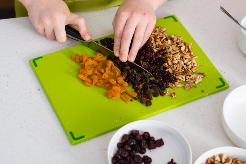 Persona haciendo barritas de cereales en casa.