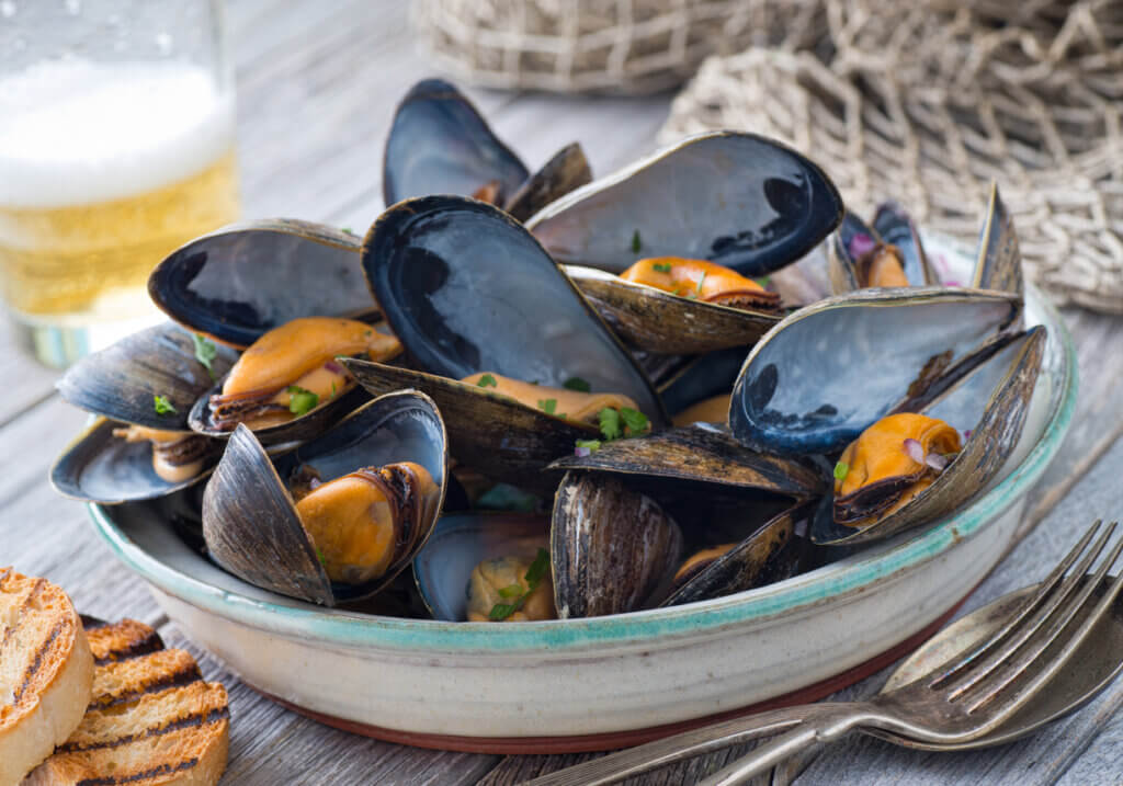 Los mejillones son alimentos bajos en hidratos buenos para una dieta keto.