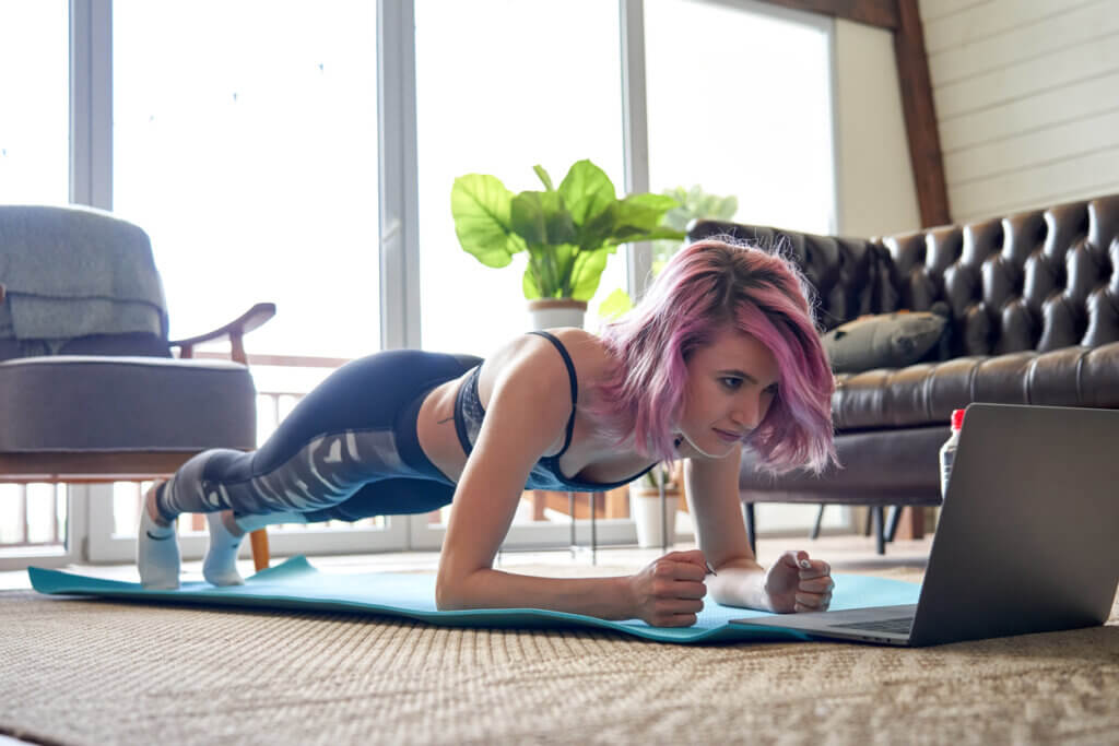 Mujer realizando ejercicio de plancha