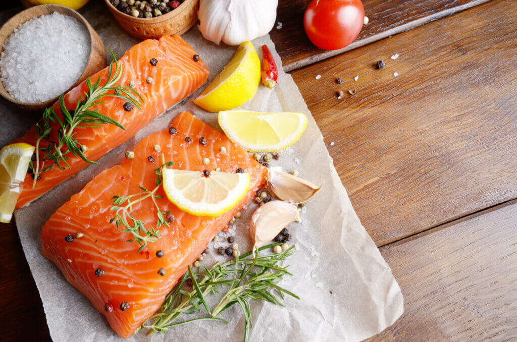 Los ácidos grasos del salmón son considerados saludables.