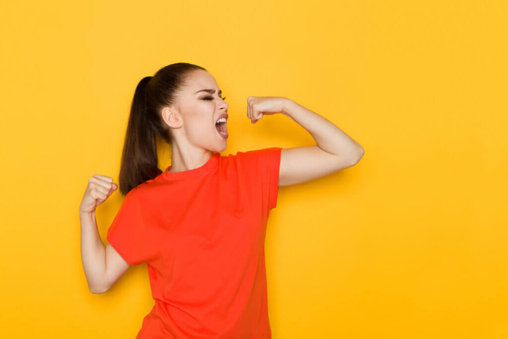 Mujer mostrando su fuerza tras entrenar