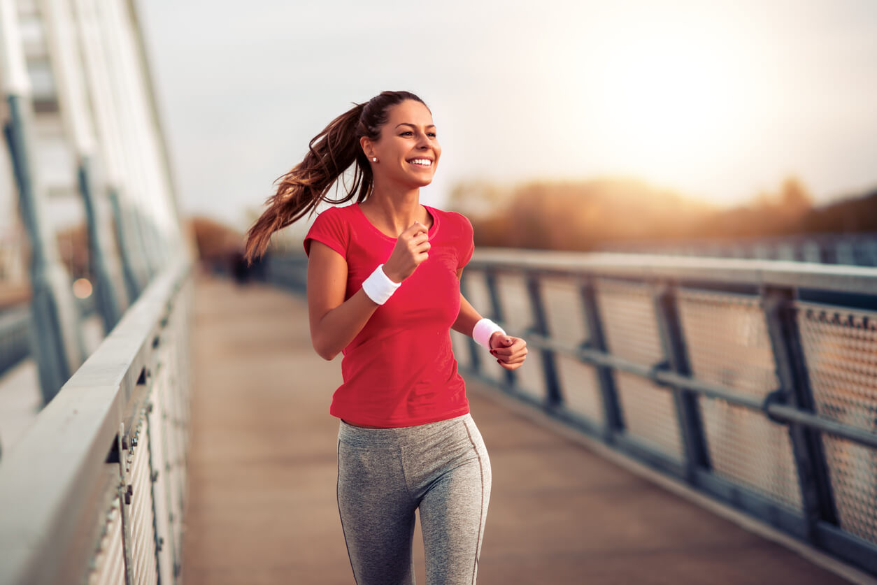 Mujer respirando correctamente al correr