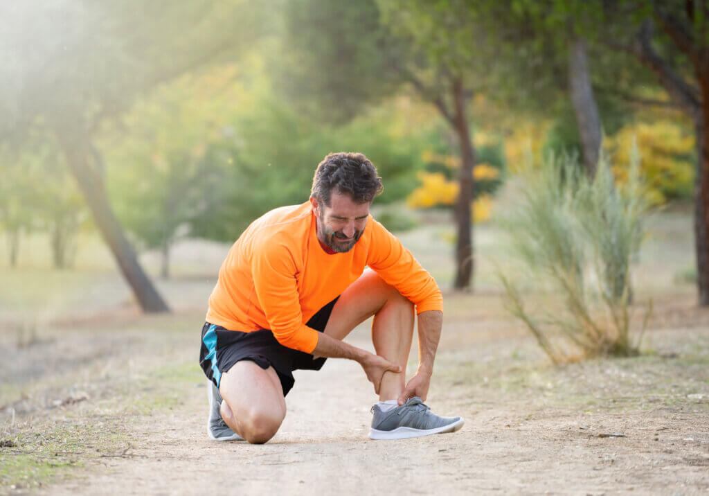 Hombre con dolor de tobillo tras no cuidar un esguince