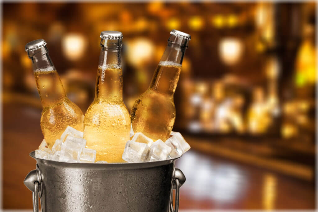 Botellas de cerveza sin alcohol con hielo