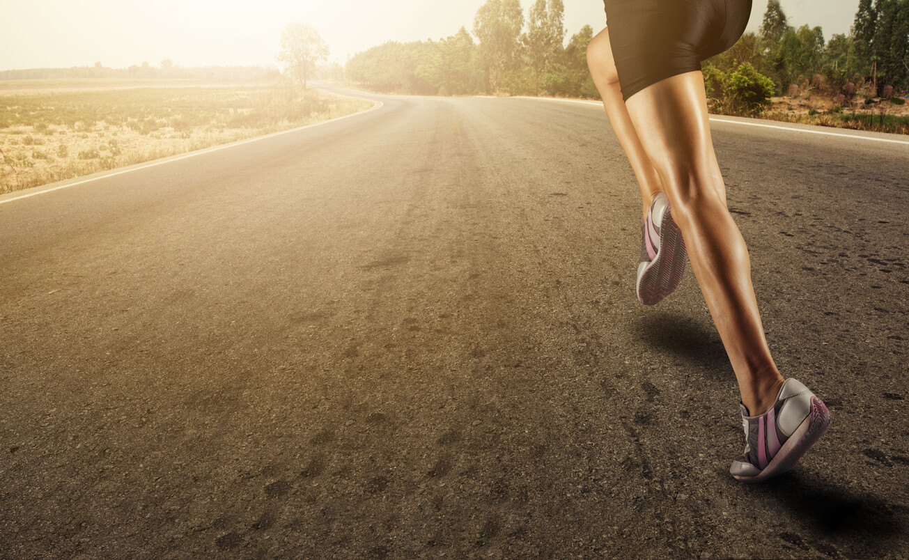 Persona corriendo una maratón tras prepararse mentalmente