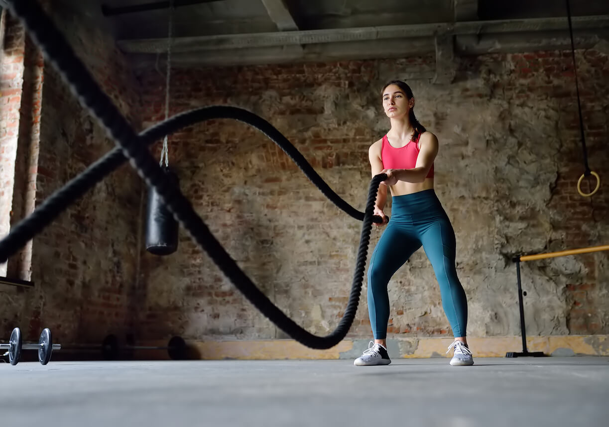 Mujer realizando ejercicios con cuerdas dentro de la rutina hiit