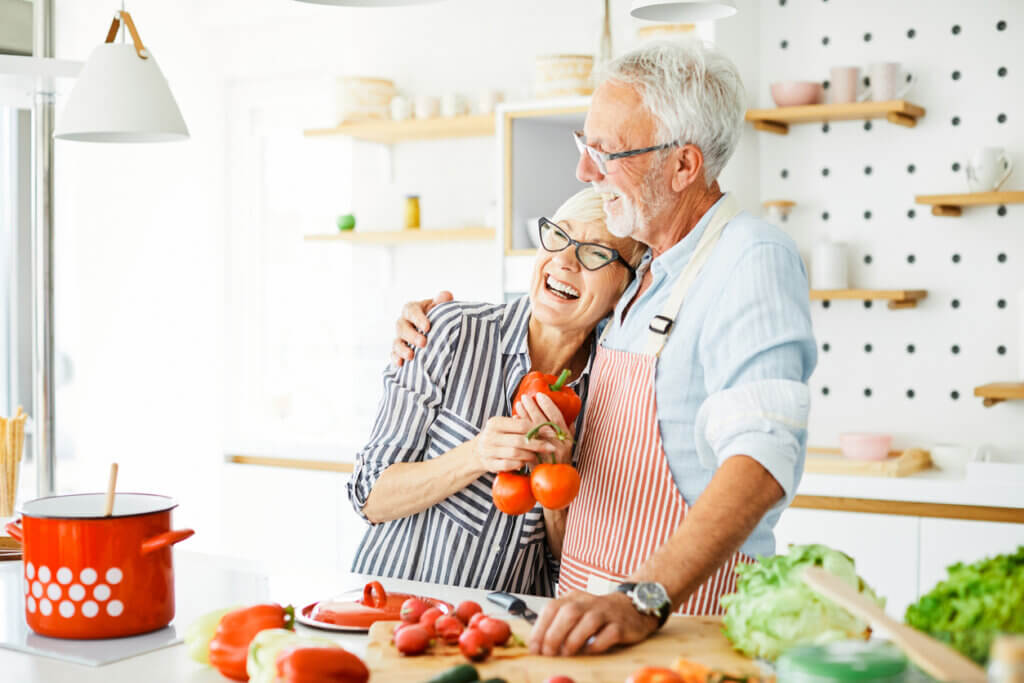 Pareja de adultos mayores cocinando