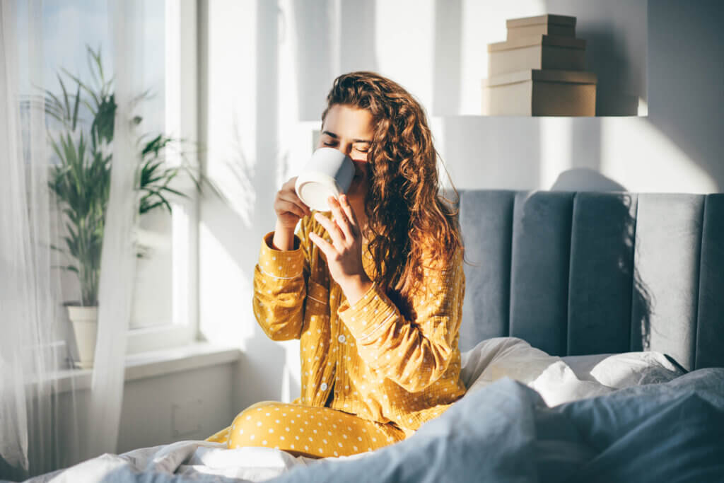 Mujer comenzando el día con una taza de café