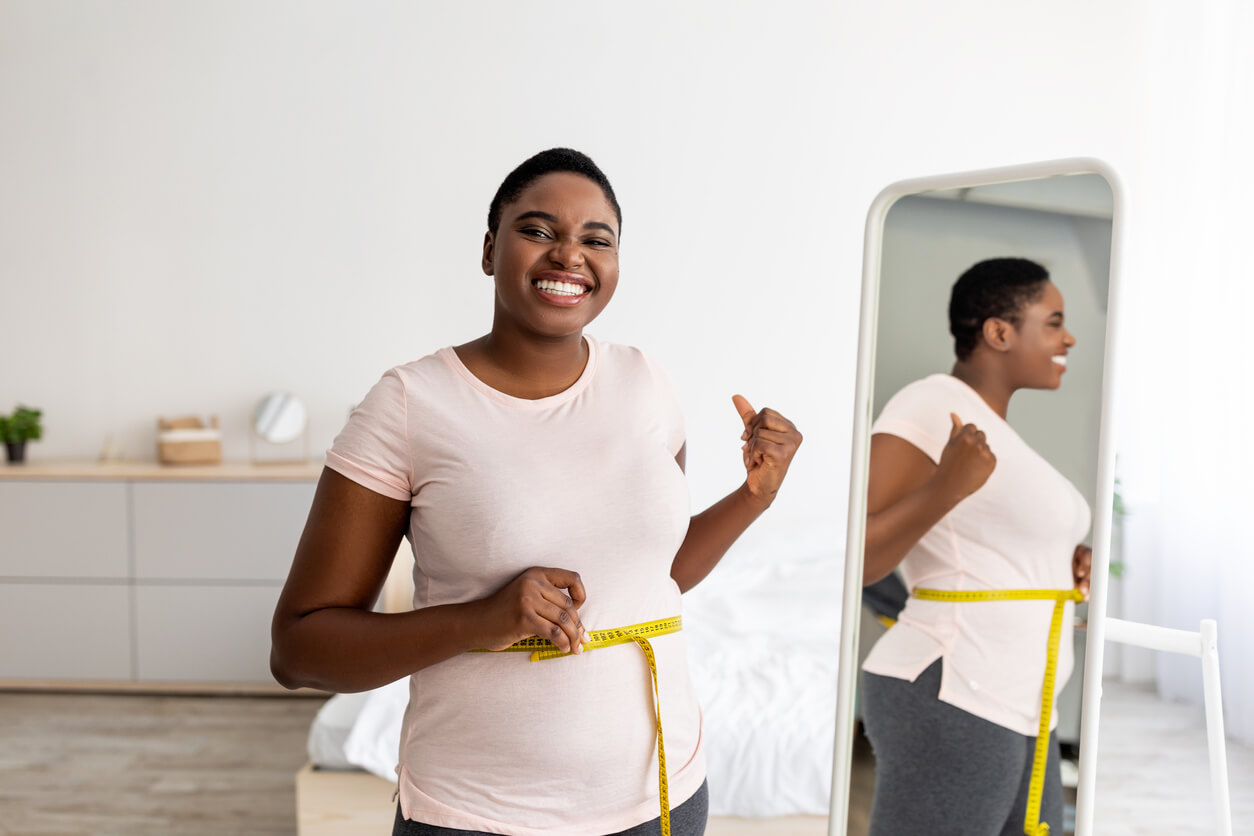 Mujer contenta luego de realizar el reto principiante de 30 días para perder peso.