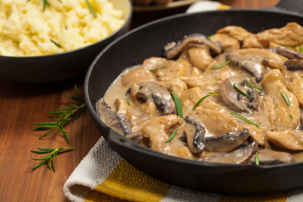 ¿Cómo hacer fácil y rápido un Stroganoff de pollo?