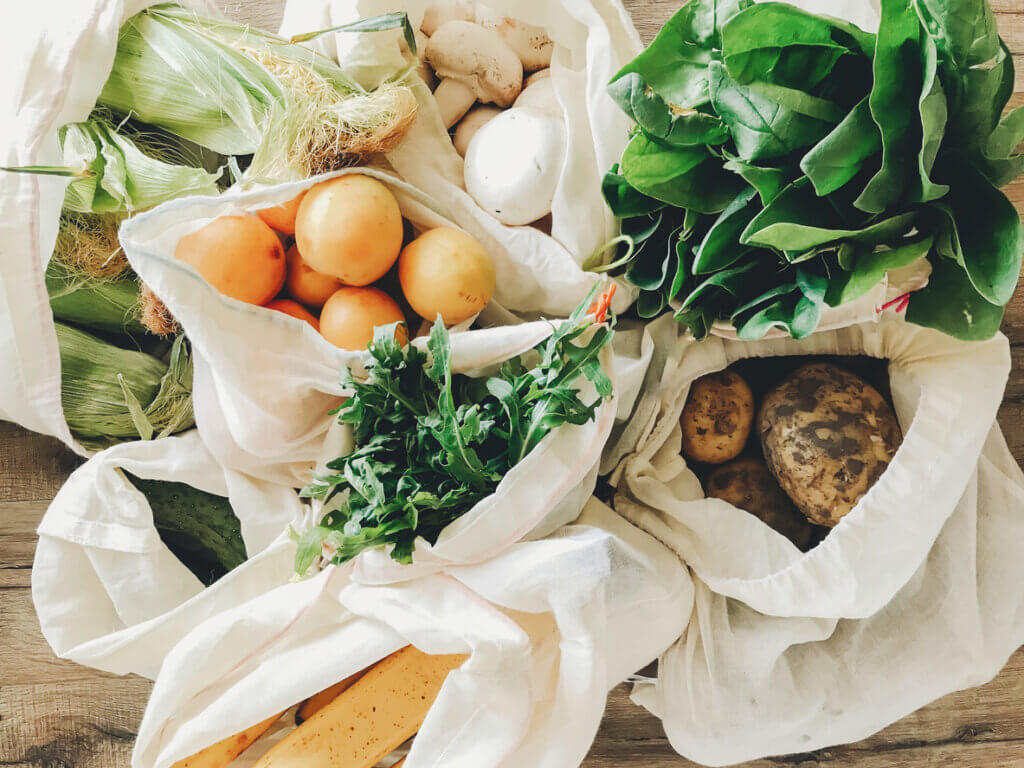 Bolsas con verduras y frutas ecológicas