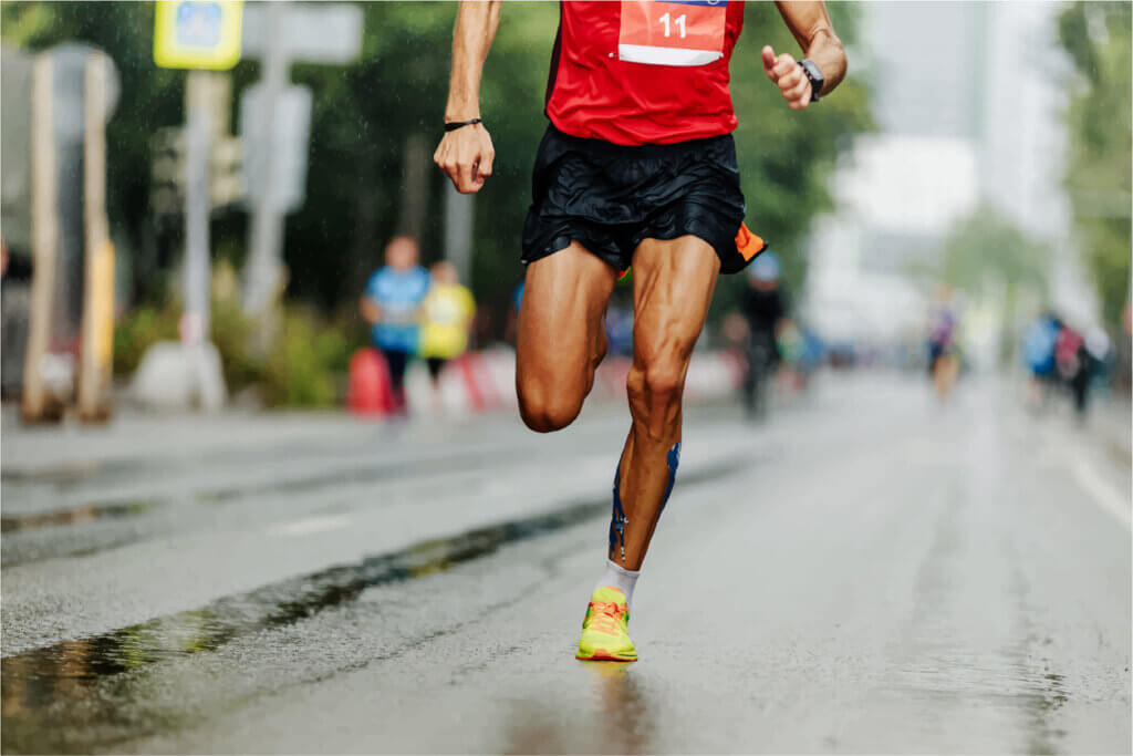 Hombre corriendo una maraton y liderando la competencia