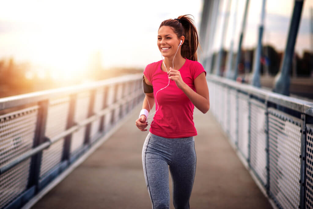 Mujer corriendo durante el atardecer